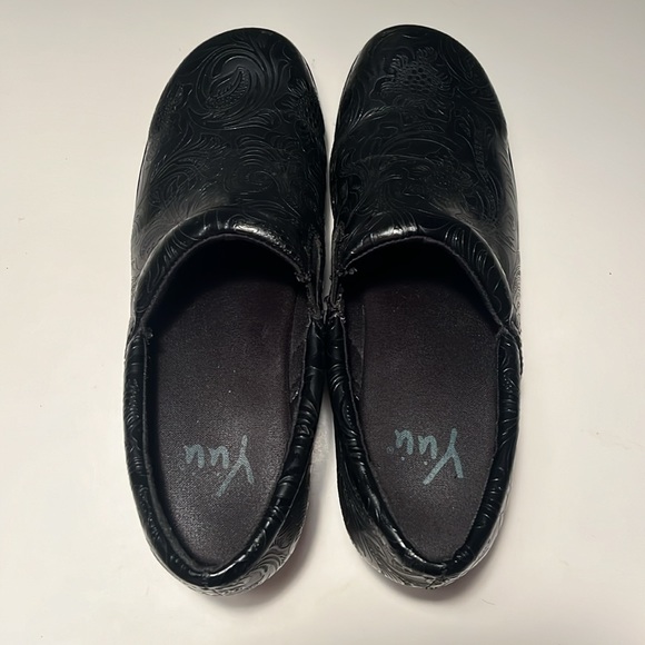 Yuu black tooled slip on shoes, excellent used custom, size 8M - Picture 3 of 5
